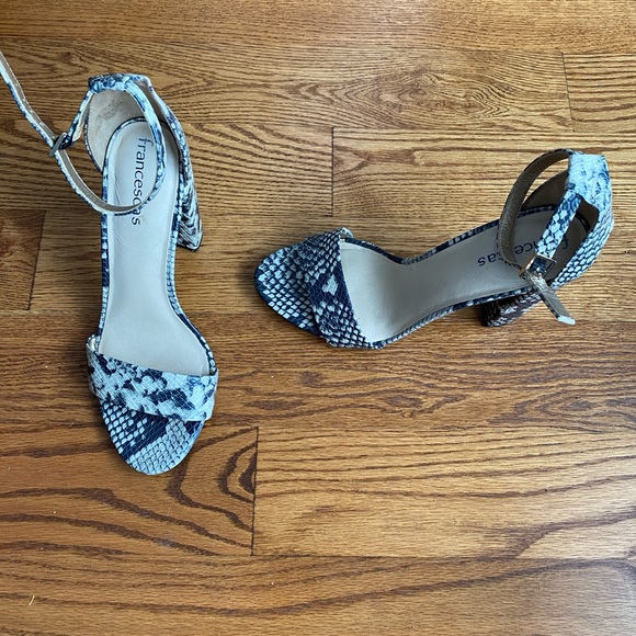 Snake print heels! - Picture 2 of 3